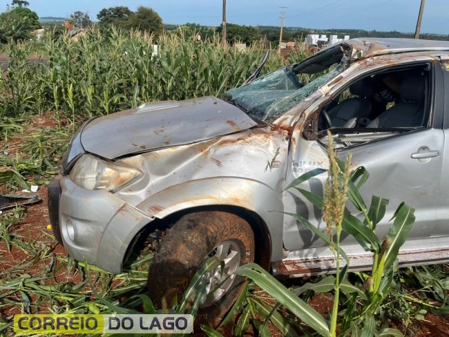 Capotamento destrói caminhonete na PR-488 em Santa Helena, e vítimas escapam com ferimentos leves