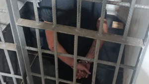 Homem é preso após atacar moradores durante invasões a residências em Toledo