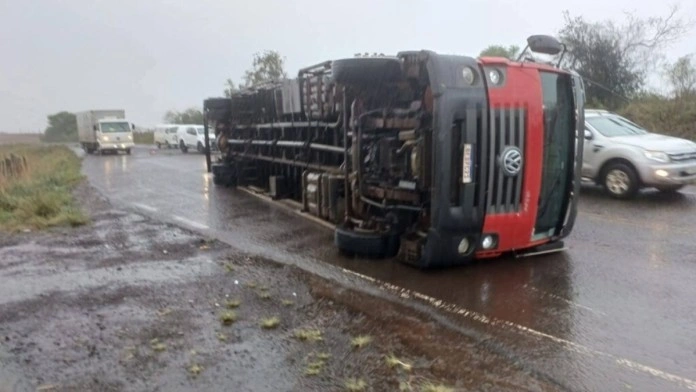 Forte temporal provoca estragos em cidade do RS; caminhão tombou com a força do vento