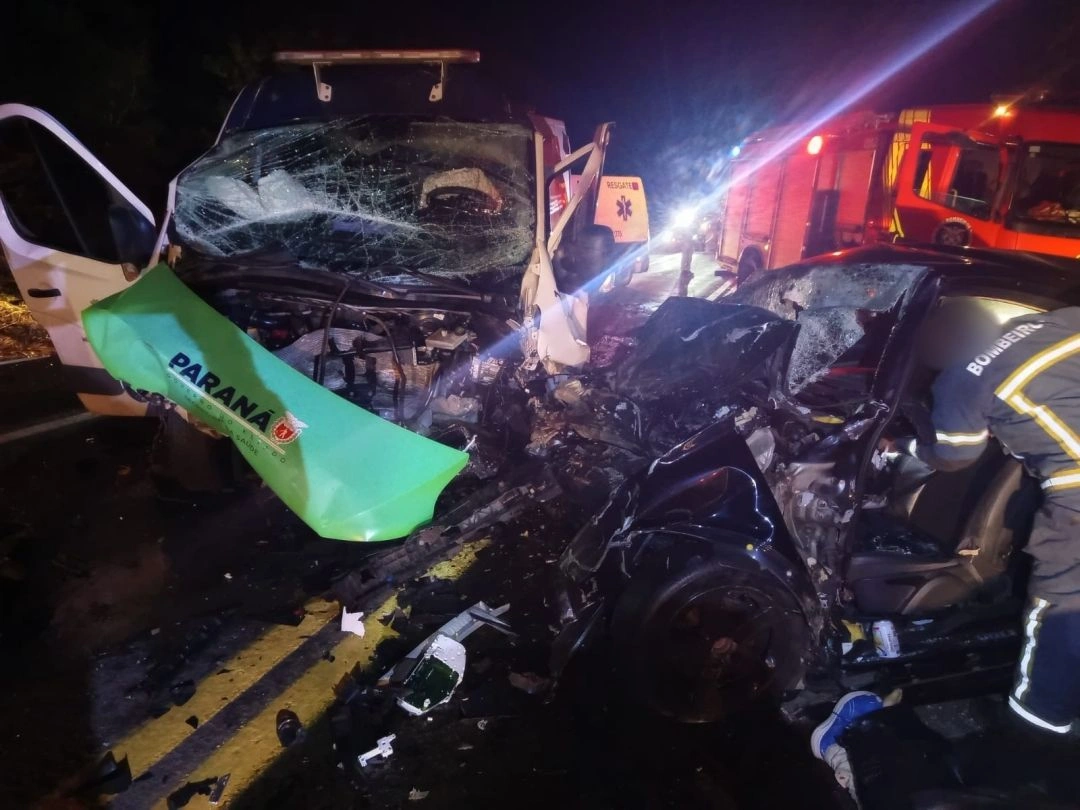 Colisão com ambulância da Prefeitura de Toledo deixa homem morto na PR-323, em Cruzeiro do Oeste