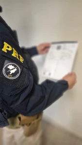 PRF prende casal por uso de documento falso ao tentar retirar veículo apreendido em Guaíra
