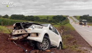 Caminhonete sai da pista e bate contra barranco na BR-163