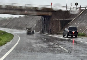 Veículo capota e deixa faixa bloqueada no viaduto da BR-163 em Quatro Pontes
