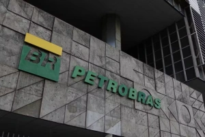 Petrobras pode aumentar preço da gasolina nas refinarias se houver redução de tributos, diz CEO
