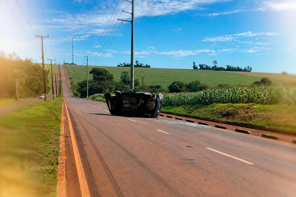 Veículo capota no trecho da PR 182 ao Frigorifico da C. Vale em Palotina