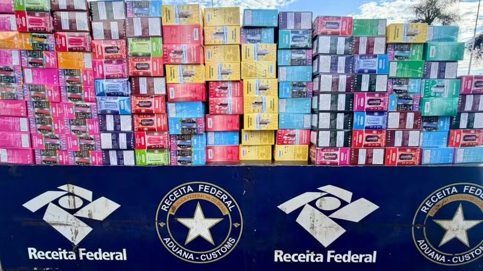 Cerca de 10 mil 'pods' são encontrados em fundo falso de caminhão em Foz do Iguaçu após motorista fugir durante fiscalização