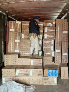 PRF apreende caminhão com 300 mil maços de cigarros em Marechal Cândido Rondon