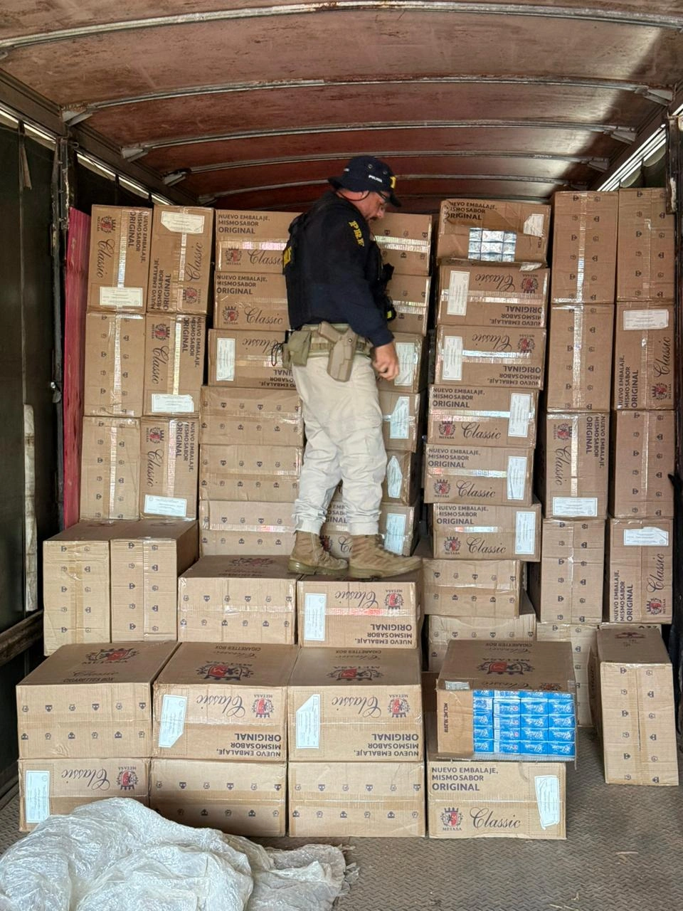 PRF apreende caminhão com 300 mil maços de cigarros em Marechal Cândido Rondon