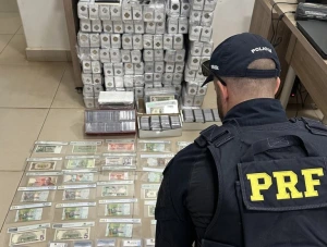 PRF apreende coleção milionária de moedas e cédulas estrangeiras em Cascavel (PR)