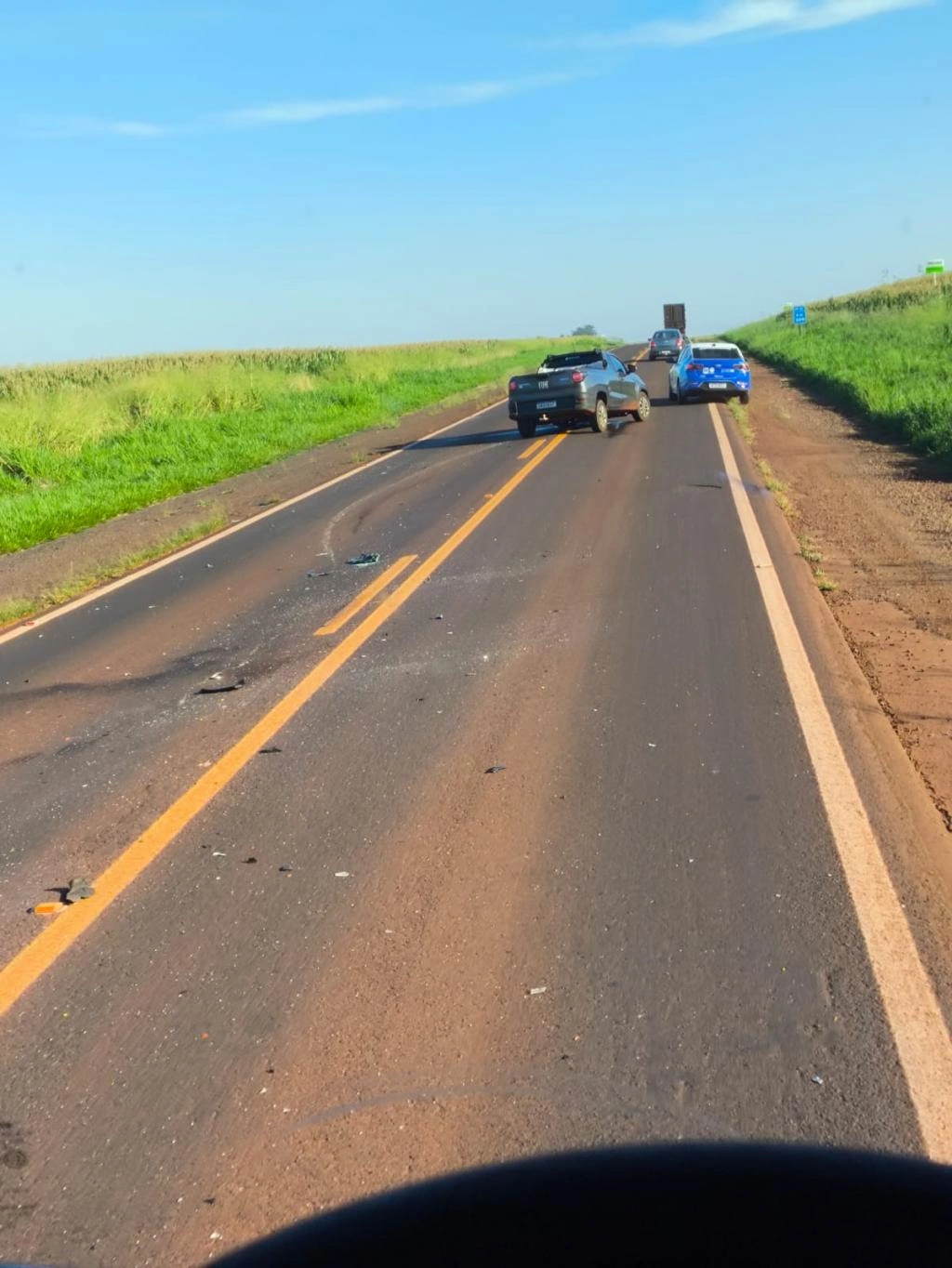 Batida entre carro e caminhão deixa pista com destroços na PR-182 em Maripá
