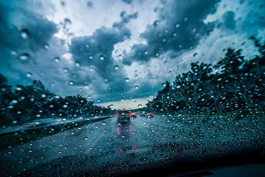 Frente fria avança pelo Paraná com temporais, ventos fortes e queda nas temperaturas