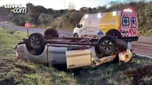 Caminhonete capota e para com as rodas para cima na BR-163