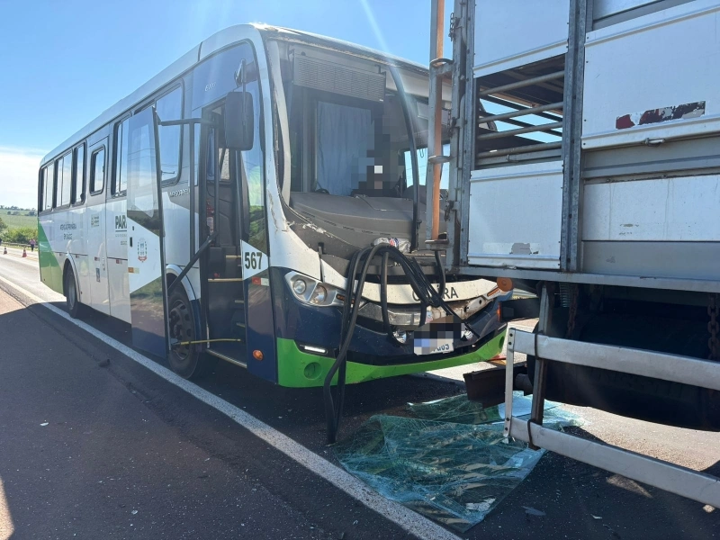 Ônibus da Saúde de Guaíra colide com caminhão na BR-163 entre Mercedes e Marechal Rondon