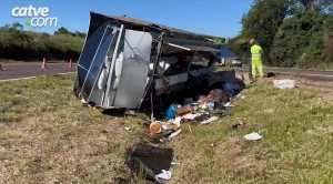 Trailer de lanche para no canteiro central das vias após acidente na BR-163