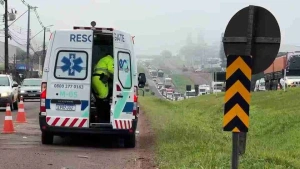 Casal fica gravemente ferido em colisão frontal entre moto e carro na BR-277