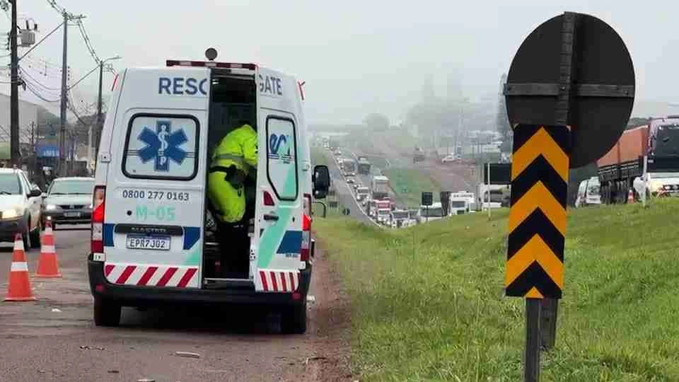 Casal fica gravemente ferido em colisão frontal entre moto e carro na BR-277