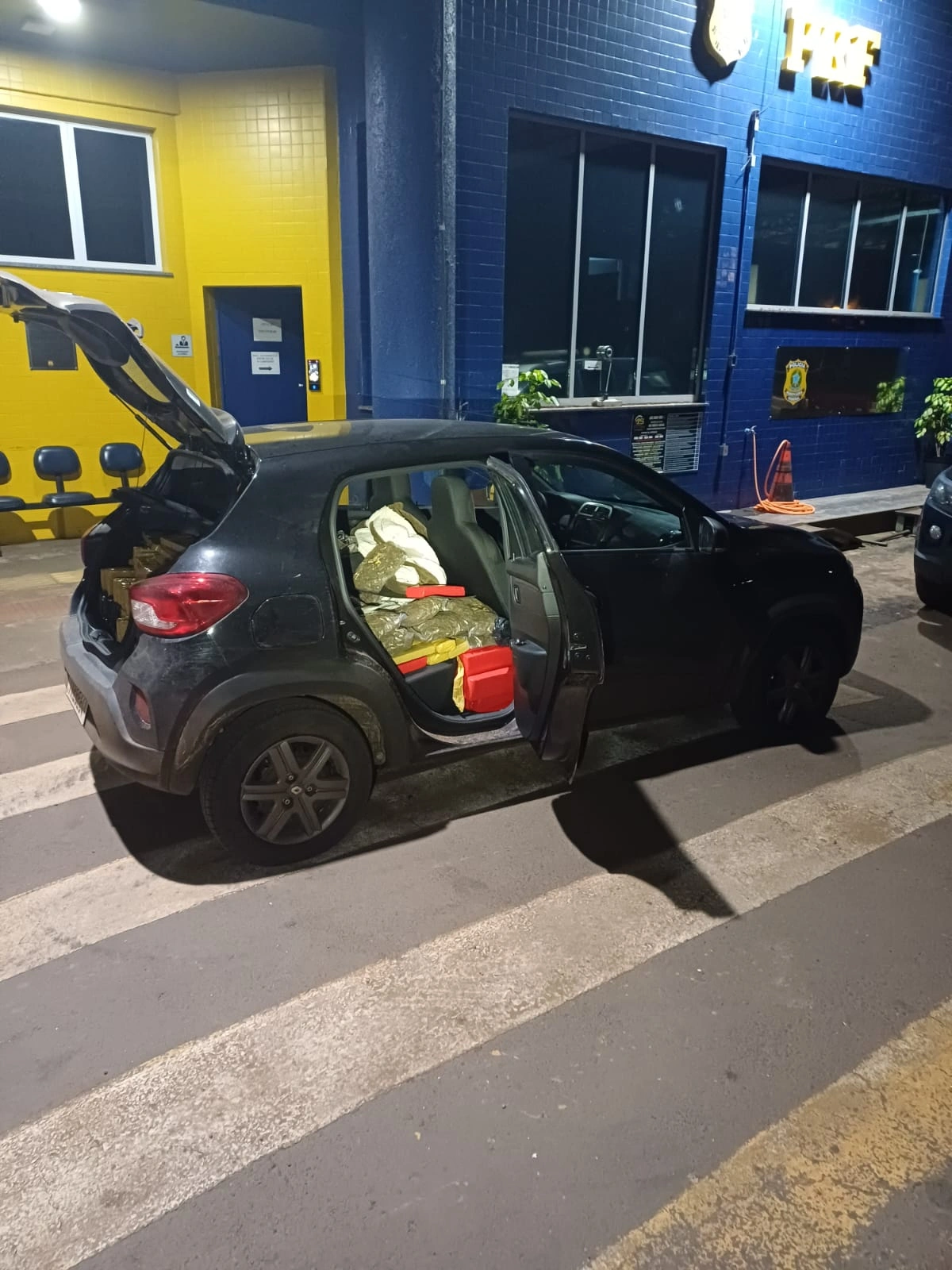 PRF apreende mais de 1,1 tonelada de drogas em menos de 24 horas na região de fronteira do Paraná*