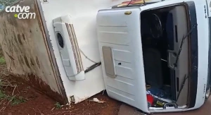 Caminhão carregado com carne tomba na rodovia entre Toledo e Vila Nova