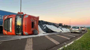Caminhão carregando 30 toneladas de farinha tomba em Cascavel