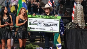 Filho de brasileiro se recupera e conquista título mundial de rodeio em touros da PBR