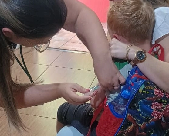 Saúde leva vacinação às escolas e CMEIs para ampliar proteção de crianças e adolescentes em Marechal Rondon