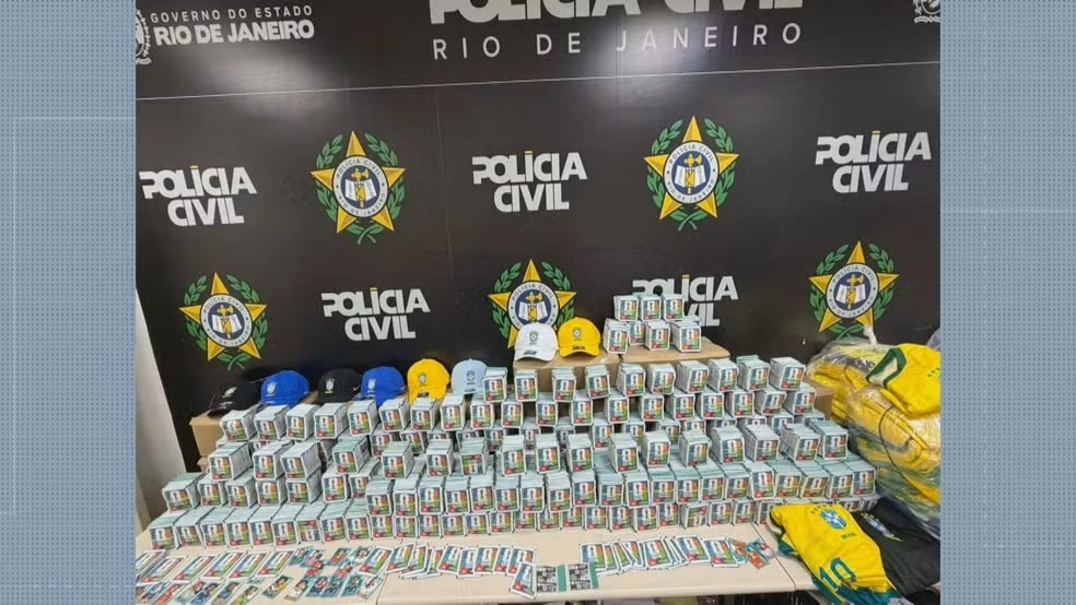 Polícia Civil apreende 200 mil figurinhas falsificadas da Copa do Mundo no Rio de Janeiro