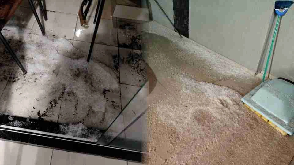 Granizo invade casa após temporal no Paraná
