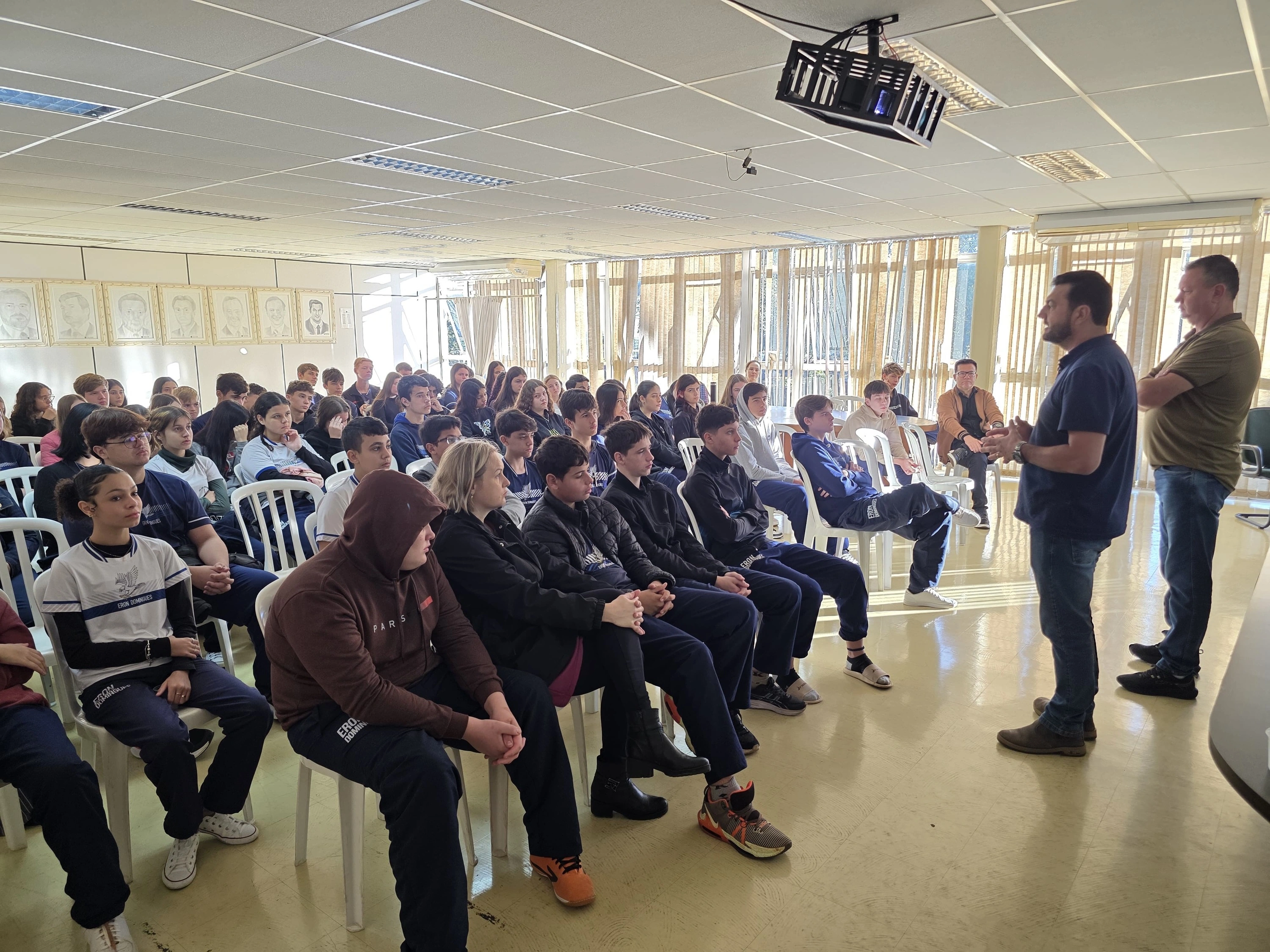 Alunos do Colégio Eron Domingues participam de palestra sobre o uso de veículos autopropelidos