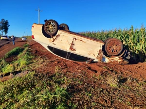 Moradora de Quatro Pontes capota Jetta entre Nova Santa Rosa e Novo Sarandi ao desviar de cachorro e sai ilesa
