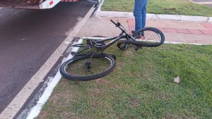 Ciclista fratura costela após bater de frente com carro em Toledo