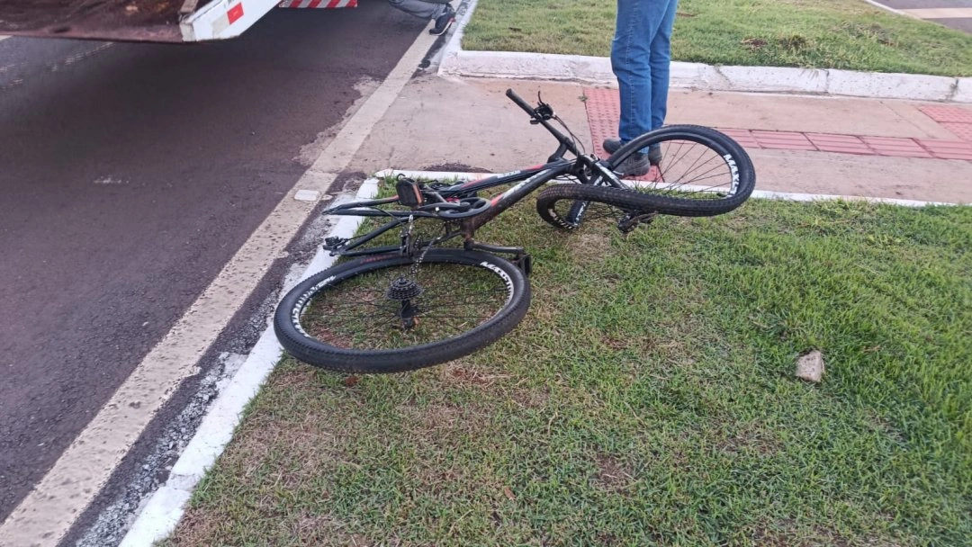 Ciclista fratura costela após bater de frente com carro em Toledo