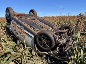 Carro capota após motorista perder controle durante ultrapassagem na PR-182 em Maripá