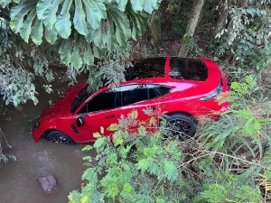 Porsche de até R$ 1,2 milhão é encontrado em barranco às margens da PR-491 entre Nova Santa Rosa e Maripá