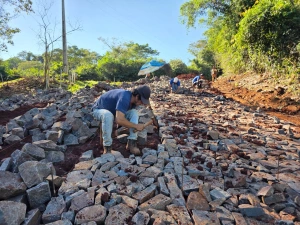 Iniciada a pavimentação poliédrica em trecho da estrada da Linha Gaúcha até a avenida Rio Grande do Sul