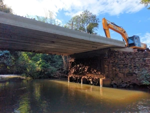 Nova ponte entre Mercedes e Marechal ganha vigas de concreto
