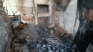 Incêndio em barracão de oficina é controlado antes de atingir veículos em Toledo