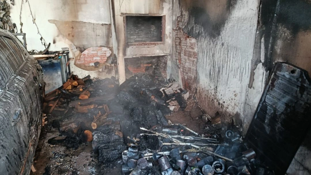 Incêndio em barracão de oficina é controlado antes de atingir veículos em Toledo
