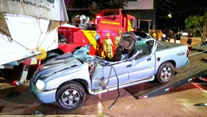Motorista fica preso às ferragens após colisão entre caminhonete e caminhão em Cascavel