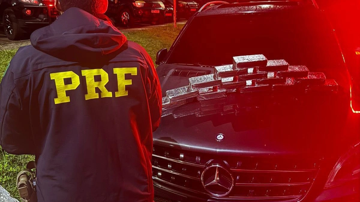 PRF apreende 16 kg de crack em fundo falso de veículo paraguaio na região de fronteira do Paraná