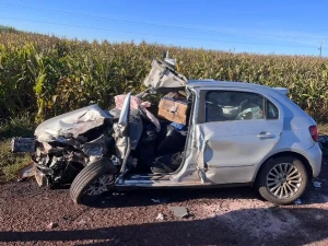 Colisão entre carreta e Gol deixa duas pessoas com ferimentos graves