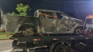 Hilux totalmente incendiada é encontrada em área rural de Santa Teresa do Oeste