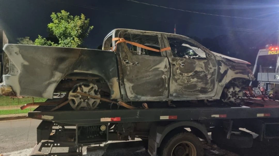 Hilux totalmente incendiada é encontrada em área rural de Santa Teresa do Oeste