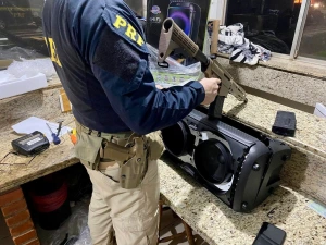 PRF apreende fuzil escondido dentro de caixa de som durante fiscalização na BR-277 em Santa Terezinha de Itaipu (PR)