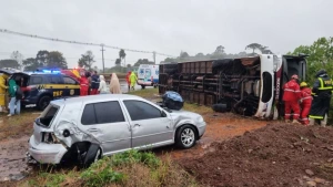 Acidente entre ônibus e carro deixa ao menos 22 vítimas na BR-277, em Cascavel