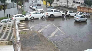 Imagens mostram momento de engavetamento entre seis veículos em Cascavel