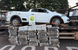 Saveiro com mais de 600 kg de drogas tomba em fuga da PM em Toledo