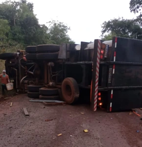 Caminhão tomba e trânsito está 100% bloqueado na estrada Margarida a São Roque