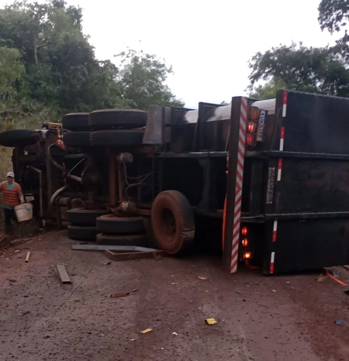 Caminhão tomba e trânsito está 100% bloqueado na estrada Margarida a São Roque