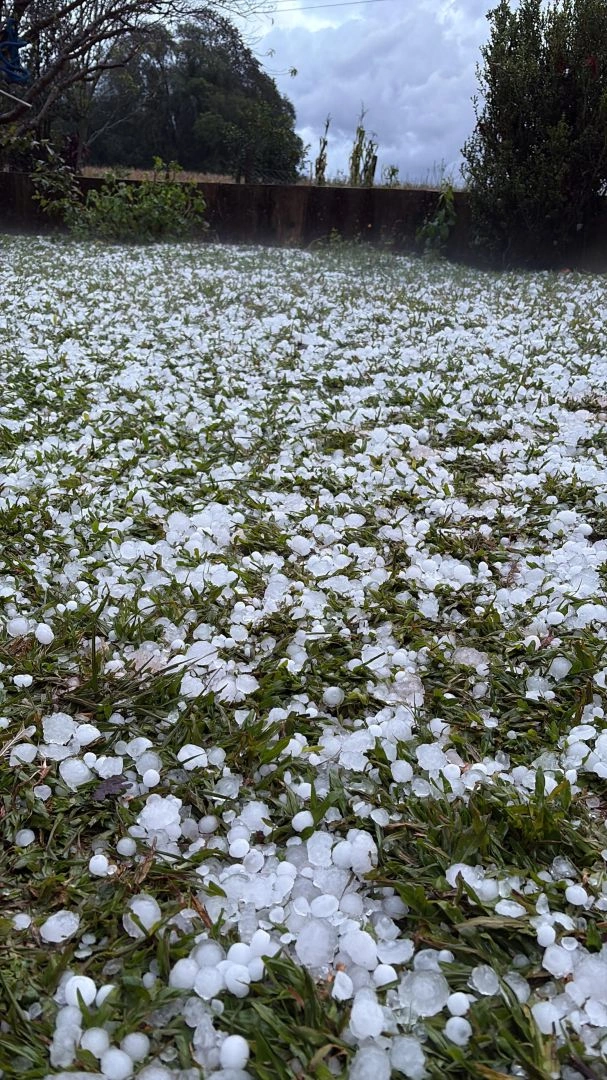 Vídeo mostra granizo acumulado em propriedade rural no interior de Toledo