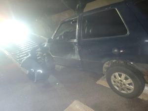 Fiat Uno com mais de R$ 24 mil em débitos se envolve em acidente com motocicleta no Centro de Toledo